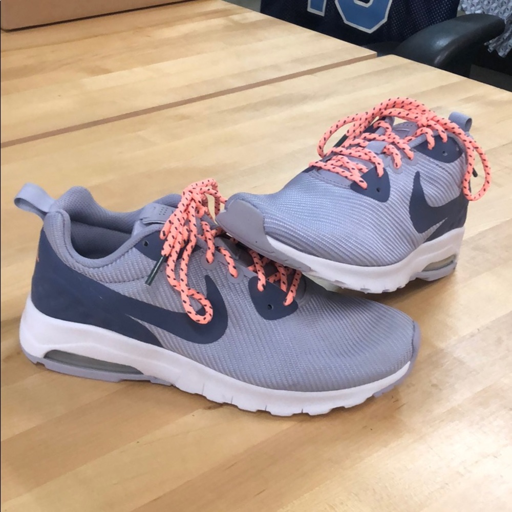 Nike W’s Air Max Motion LW SE Shoe